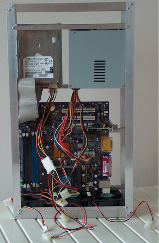 [Boitier rempli de face]